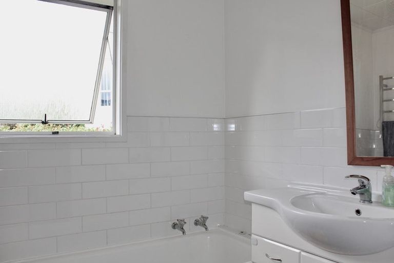 Photo of property in 58 Taipari Road, Te Atatu Peninsula, Auckland, 0610