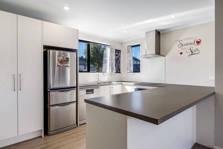 Photo of property in 7 Discovery Place, Marfell, New Plymouth, 4310