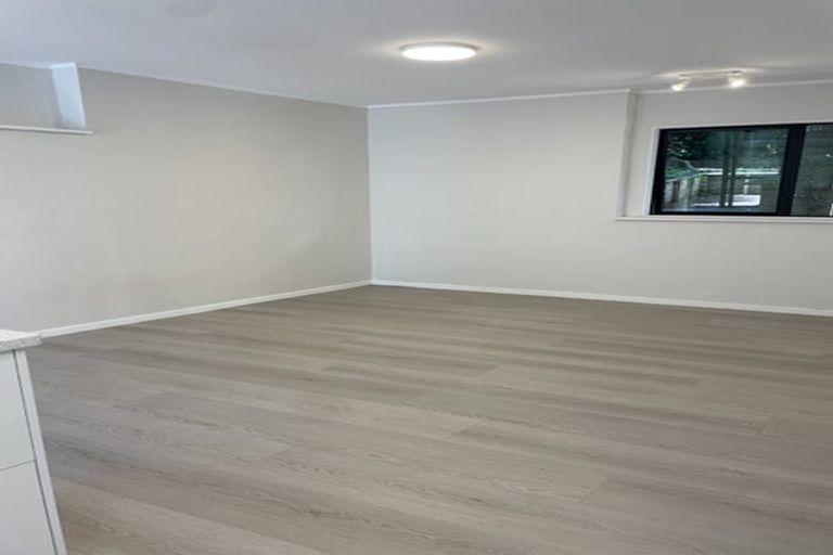 Photo of property in 16 Fairchild Avenue, Goodwood Heights, Auckland, 2105