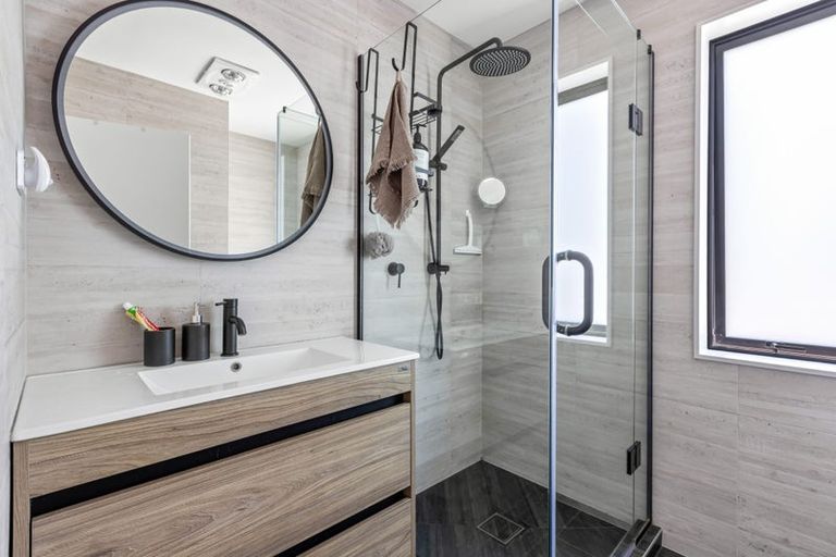 Photo of property in 27d Taipari Road, Te Atatu Peninsula, Auckland, 0610