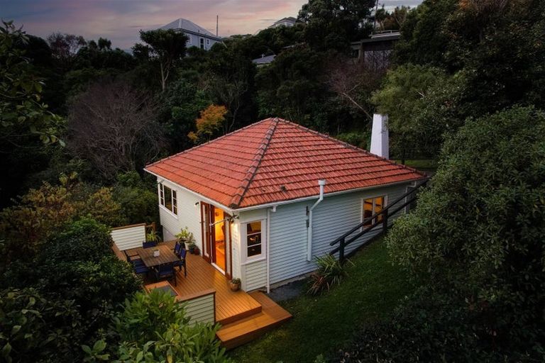Photo of property in 122 Totara Road, Miramar, Wellington, 6022