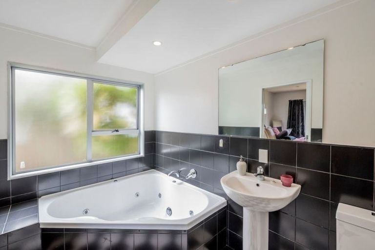 Photo of property in 52 Rutherford Drive, Waikanae Beach, Waikanae, 5036