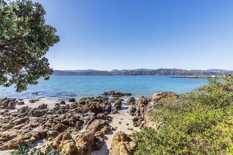 Photo of property in 385 Karaka Bay Road, Karaka Bays, Wellington, 6022