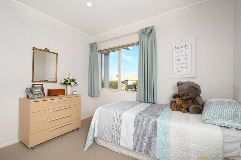 Photo of property in 16 Chalmers Close, Orewa, 0931