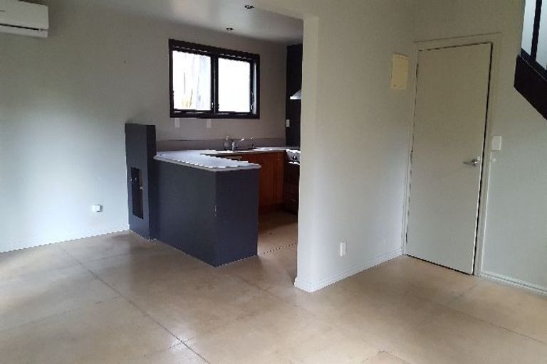 Photo of property in 21 Normanton Street, Glenfield, Auckland, 0629