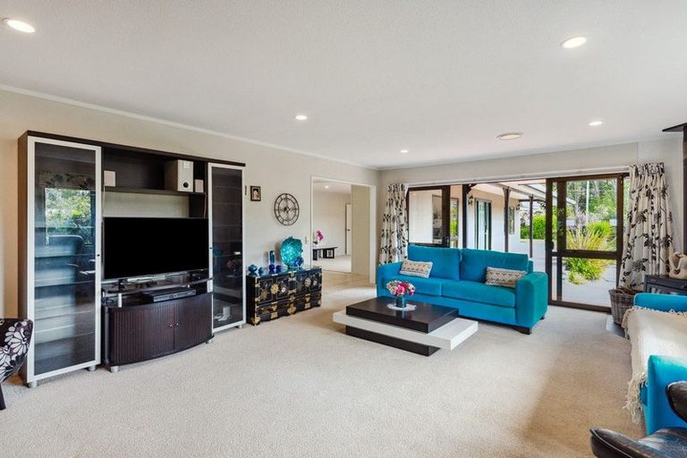 Photo of property in 35 Greenaway Road, Waikanae, 5036