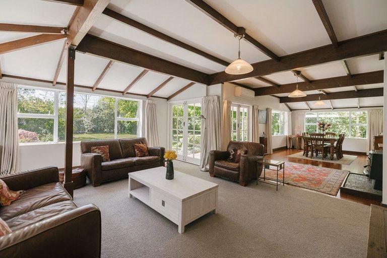 Photo of property in 200 Aokautere Drive, Fitzherbert, Palmerston North, 4471