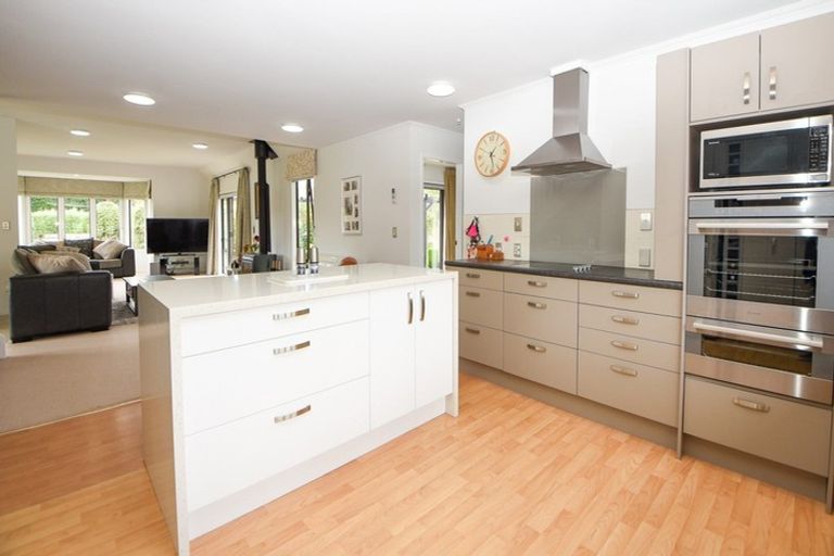 Photo of property in 8 Daffodil Grove, Carterton, 5713