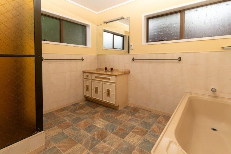 Photo of property in 2/4 Bishop Street, Green Bay, Auckland, 0604