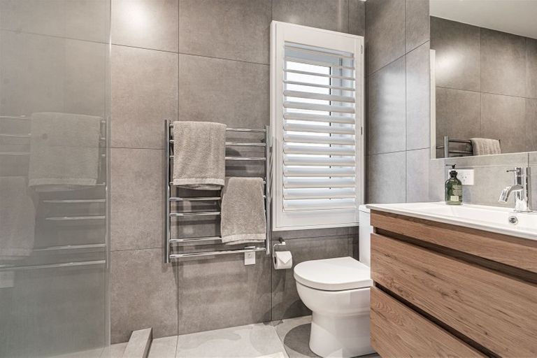 Photo of property in 58 Old Lake Road, Narrow Neck, Auckland, 0624