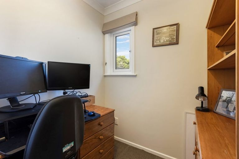 Photo of property in 8 Lyndfield Lane, Newlands, Wellington, 6037