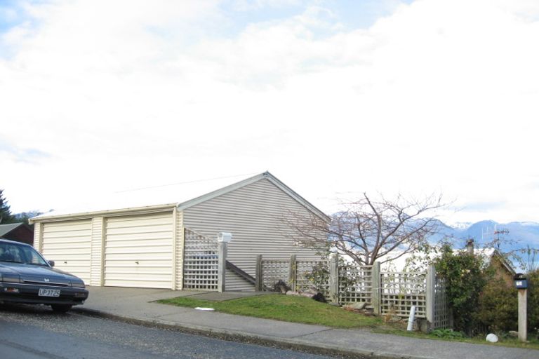 Photo of property in 75 Wynyard Crescent, Fernhill, Queenstown, 9300