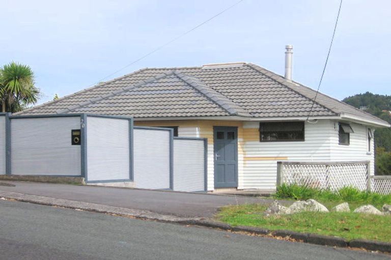 Photo of property in 20 Highland Avenue, Titirangi, Auckland, 0604