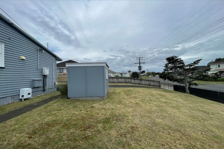 Photo of property in 2 Tiki Street, Castlecliff, Whanganui, 4501