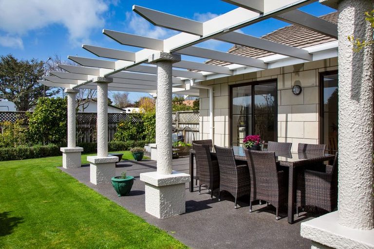 Photo of property in 10 Kinross Drive, Merrilands, New Plymouth, 4312