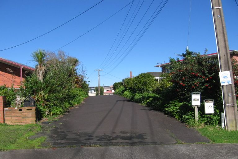 Photo of property in 1/19 Fairlea Road, Te Atatu South, Auckland, 0610