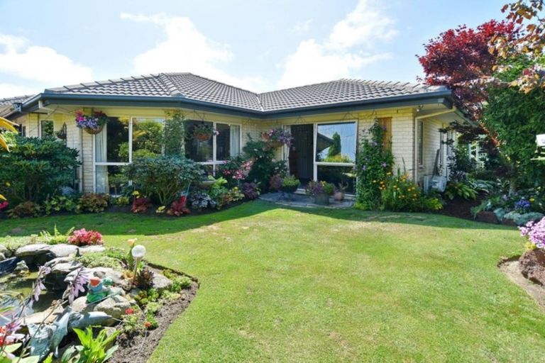 Photo of property in 90 Willowview Drive, Redwood, Christchurch, 8051