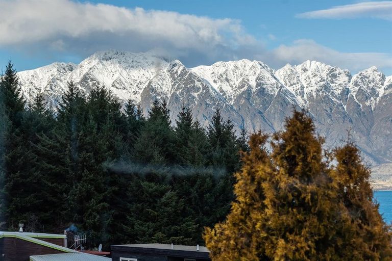 Photo of property in 7b Cameron Place, Fernhill, Queenstown, 9300