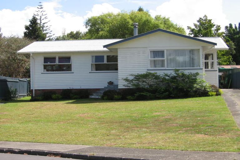 Photo of property in 10 Firle Place, Green Bay, Auckland, 0604