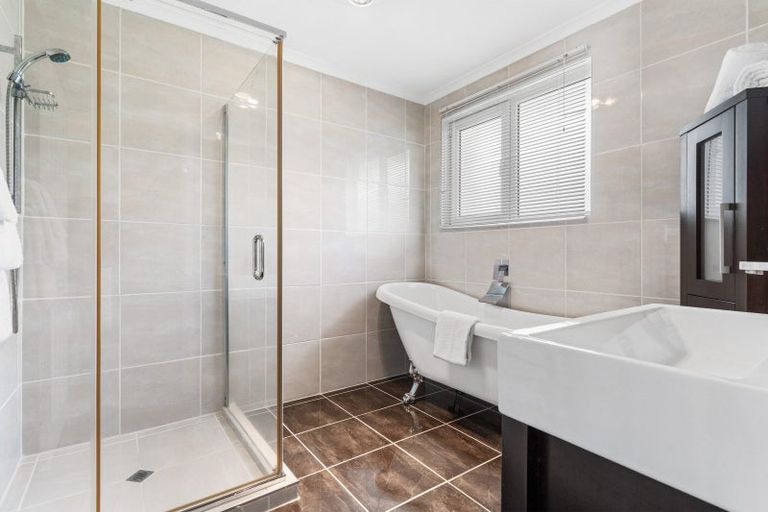 Photo of property in 1/7 Colmar Road, Mellons Bay, Auckland, 2014