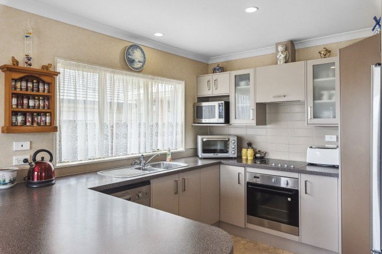 Photo of property in 15 Balmerino Grove, Waikanae, 5036