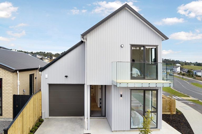 Photo of property in 37 Paretao Street, Massey, 0614