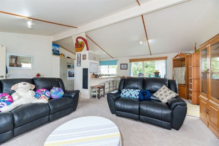 Photo of property in 80k Tirimoana Road, Te Atatu South, Auckland, 0602