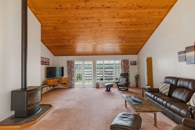 Photo of property in 2 Beech Place, Hawera, 4610