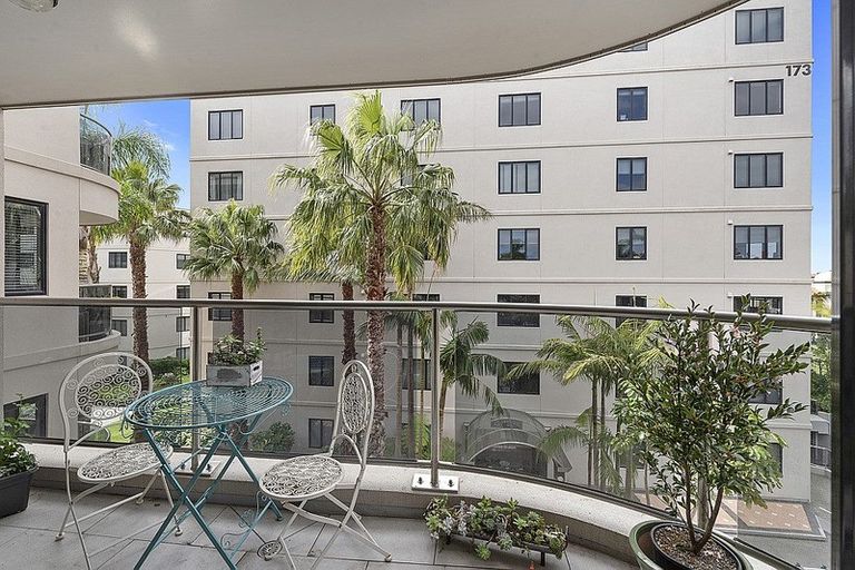 Photo of property in 2d/171 Hurstmere Road, Takapuna, Auckland, 0622