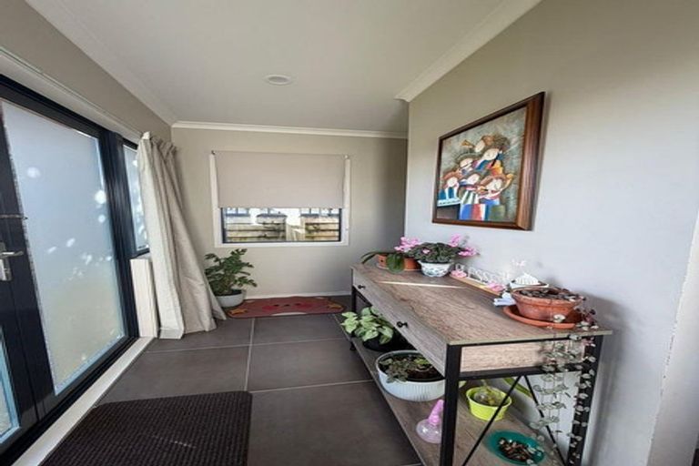 Photo of property in 129 Fernhill Way, Oteha, Auckland, 0632