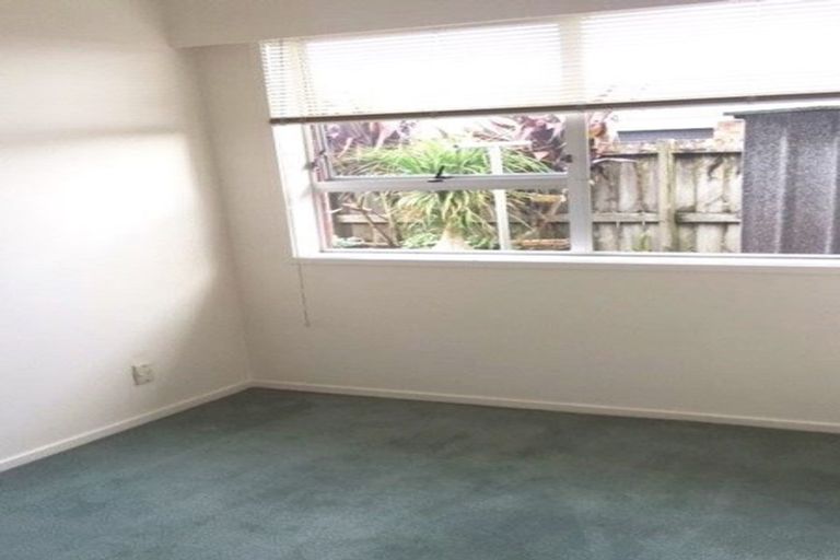 Photo of property in 2/5 Sylvan Crescent, Te Atatu South, Auckland, 0610