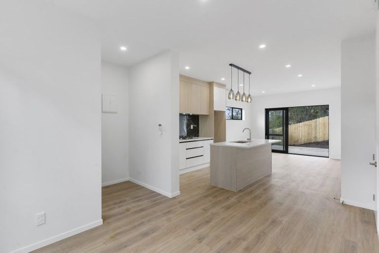 Photo of property in 8e Tahinga Street, Northcote, Auckland, 0627