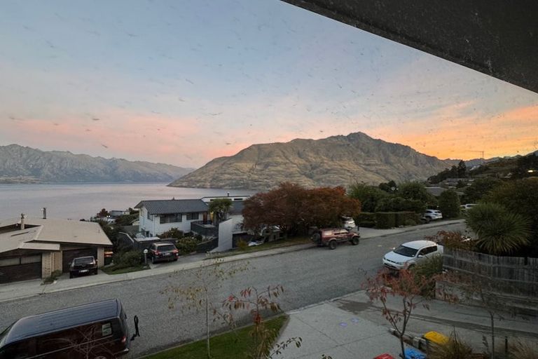 Photo of property in 46 Wynyard Crescent, Fernhill, Queenstown, 9300
