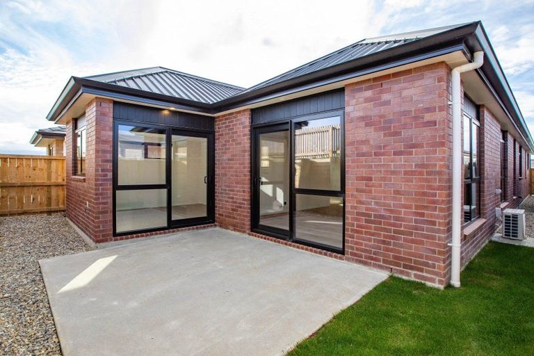 Photo of property in 23 Waruhia Crescent, Rototuna North, 3281