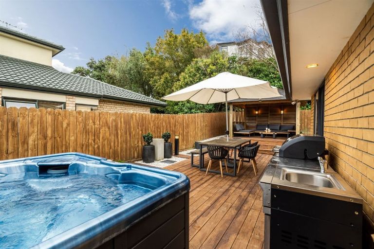 Photo of property in 22 Sunvista Avenue, Oteha, Auckland, 0632