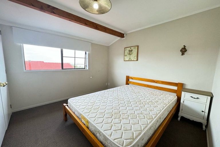 Photo of property in 2 Clearwater Cove, West Harbour, Auckland, 0618