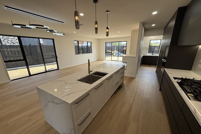 Photo of property in 21 Catalina Avenue, Rosehill, Papakura, 2113