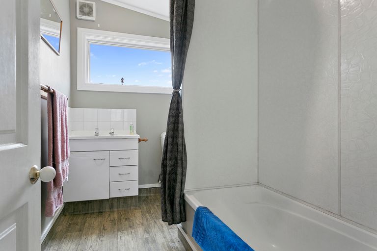 Photo of property in 233 Shakespeare Street, Leamington, Cambridge, 3432