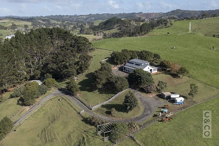 Photo of property in 344 Waitakere Road, Taupaki, Henderson, 0782