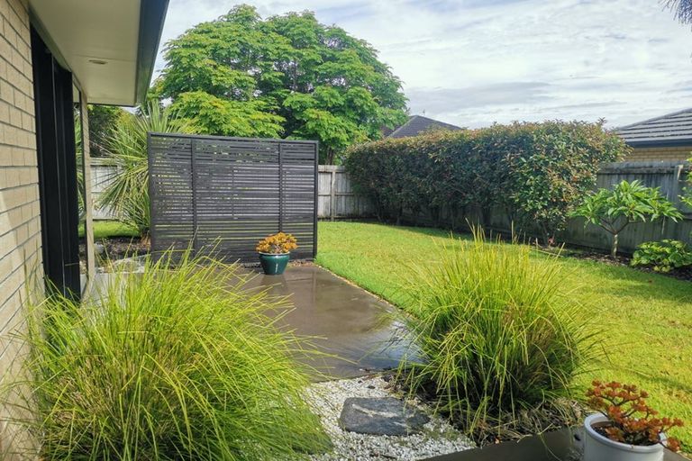 Photo of property in 16 Roto View, One Tree Point, 0118