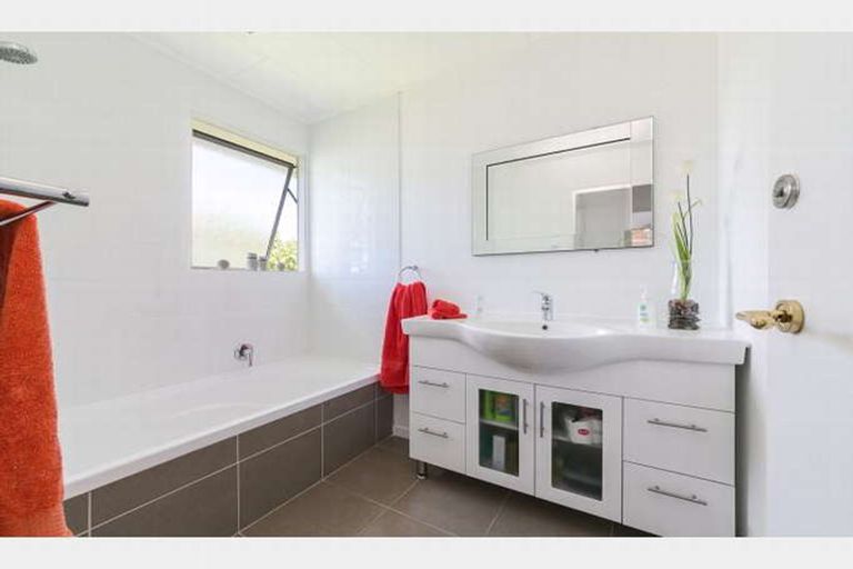 Photo of property in 73 Oreil Avenue, West Harbour, Auckland, 0618