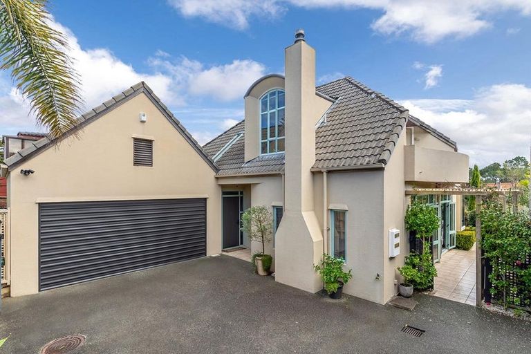 Photo of property in 2/110 Aberdeen Road, Campbells Bay, Auckland, 0620