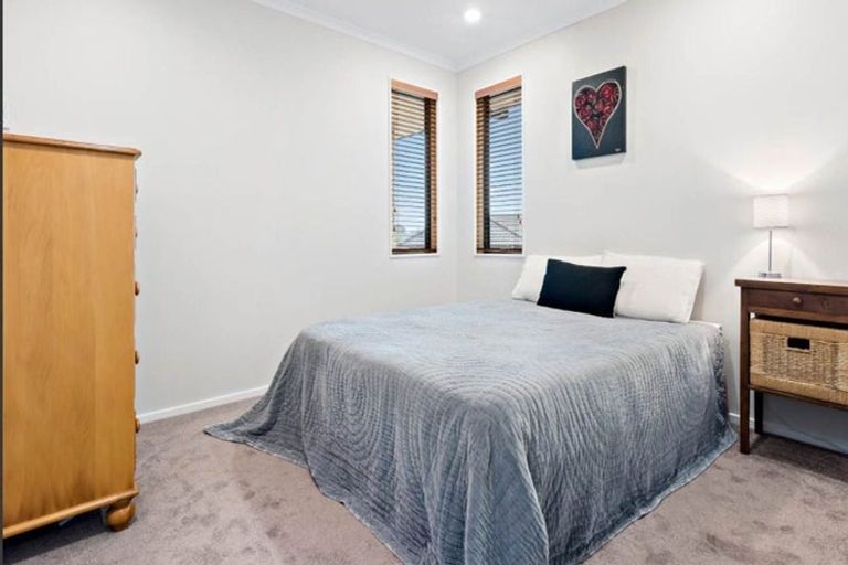 Photo of property in 9 Trotting Terrace, Fairview Heights, Auckland, 0632