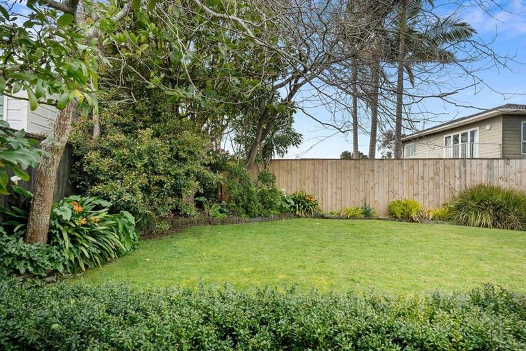 Photo of property in 18 Booralee Avenue, Botany Downs, Auckland, 2010