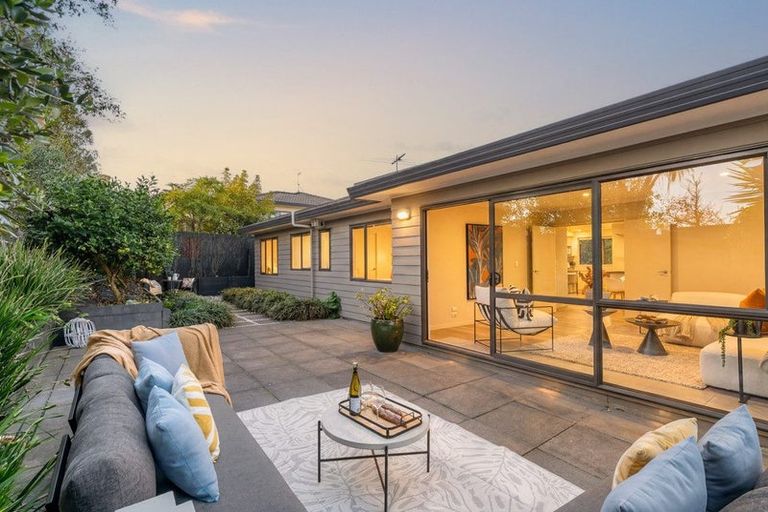 Photo of property in 18 Mckinley Road, Sunnyvale, Auckland, 0612