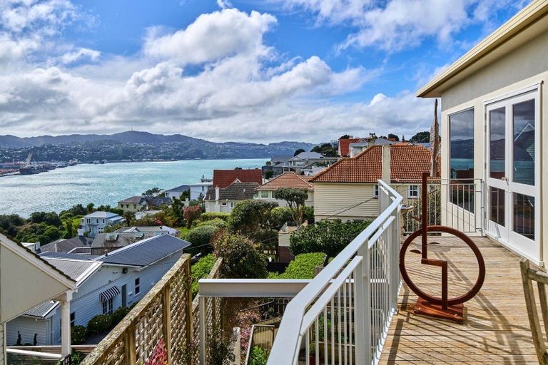 Photo of property in 76 The Crescent, Roseneath, Wellington, 6011