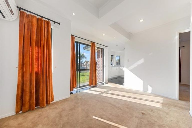 Photo of property in 1 Waylen Place, Burswood, Auckland, 2013