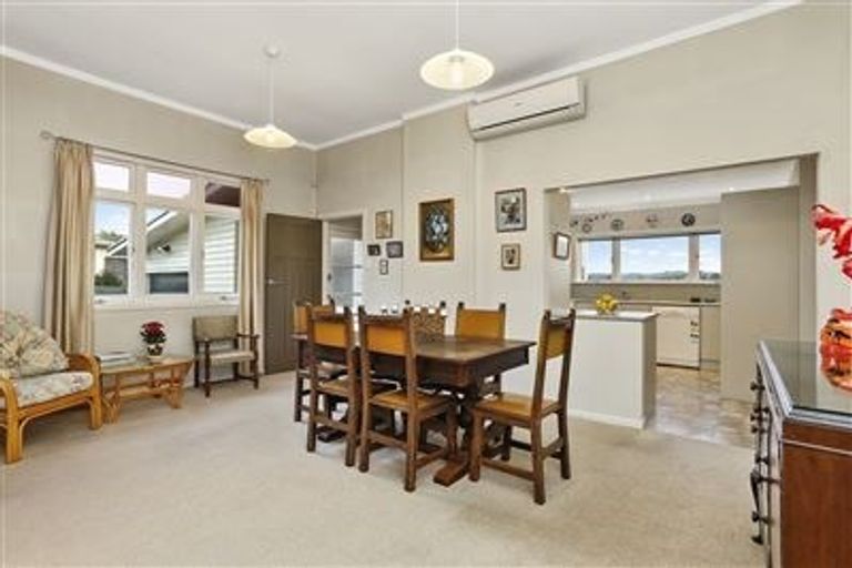 Photo of property in 49 View Road, Henderson, Auckland, 0612