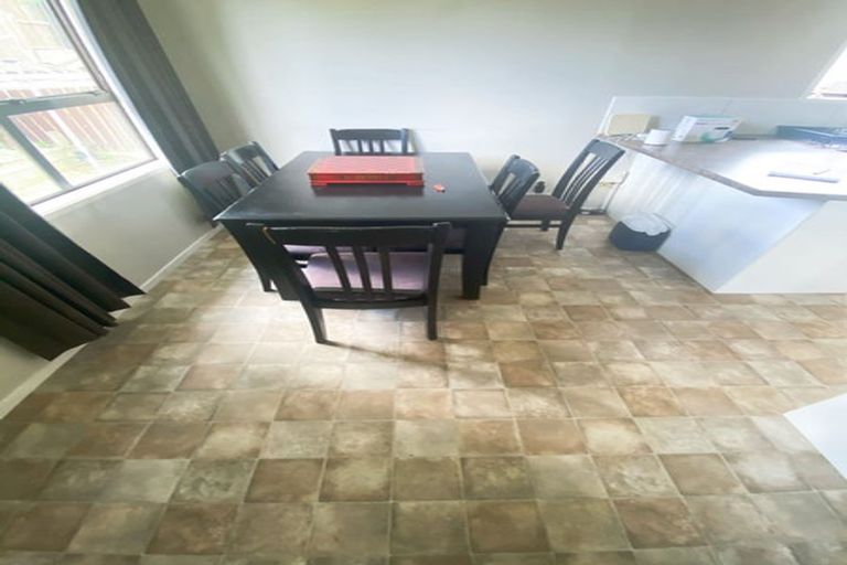 Photo of property in 2/13 Erica Road, Sunnynook, Auckland, 0620