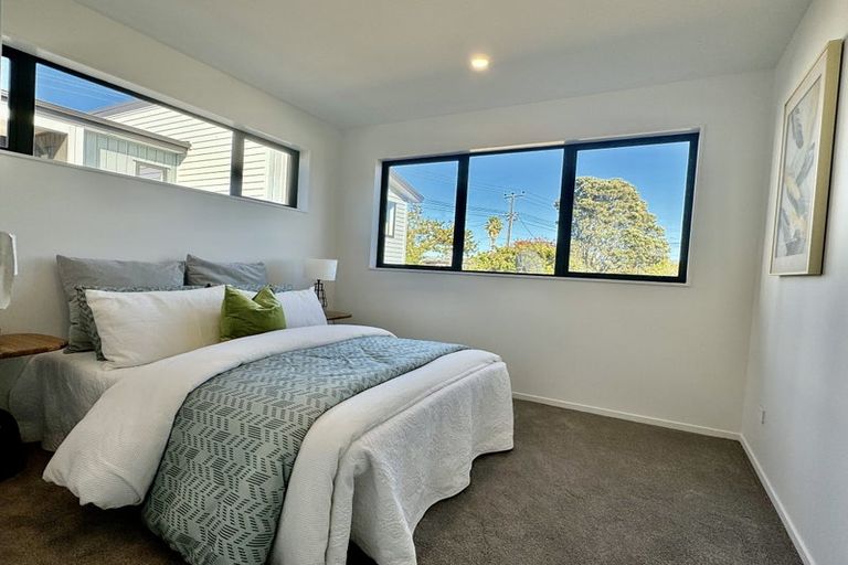 Photo of property in 2/143 Carlisle Road, Northcross, Auckland, 0632